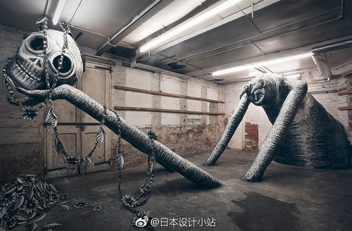 艺术家phlegm最新的雕塑装置,一群单色怪物挤进了一家旧工厂